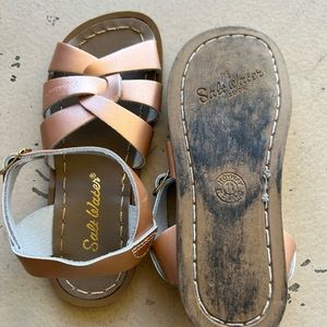 Salt Water girls sandals rose gold